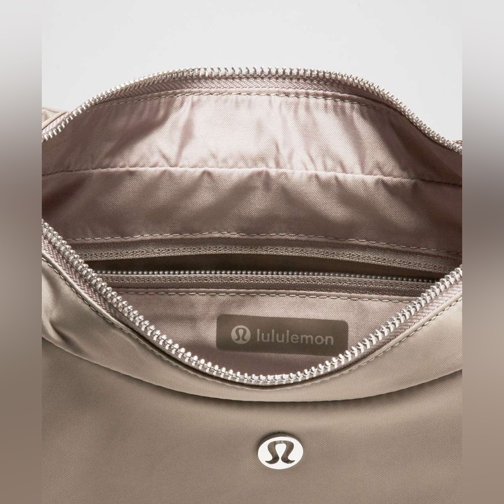🆕🤎 Lululemon City Essentials Shoulder Bag 4L - Warm Ash Grey / Silver - Picture 4 of 5